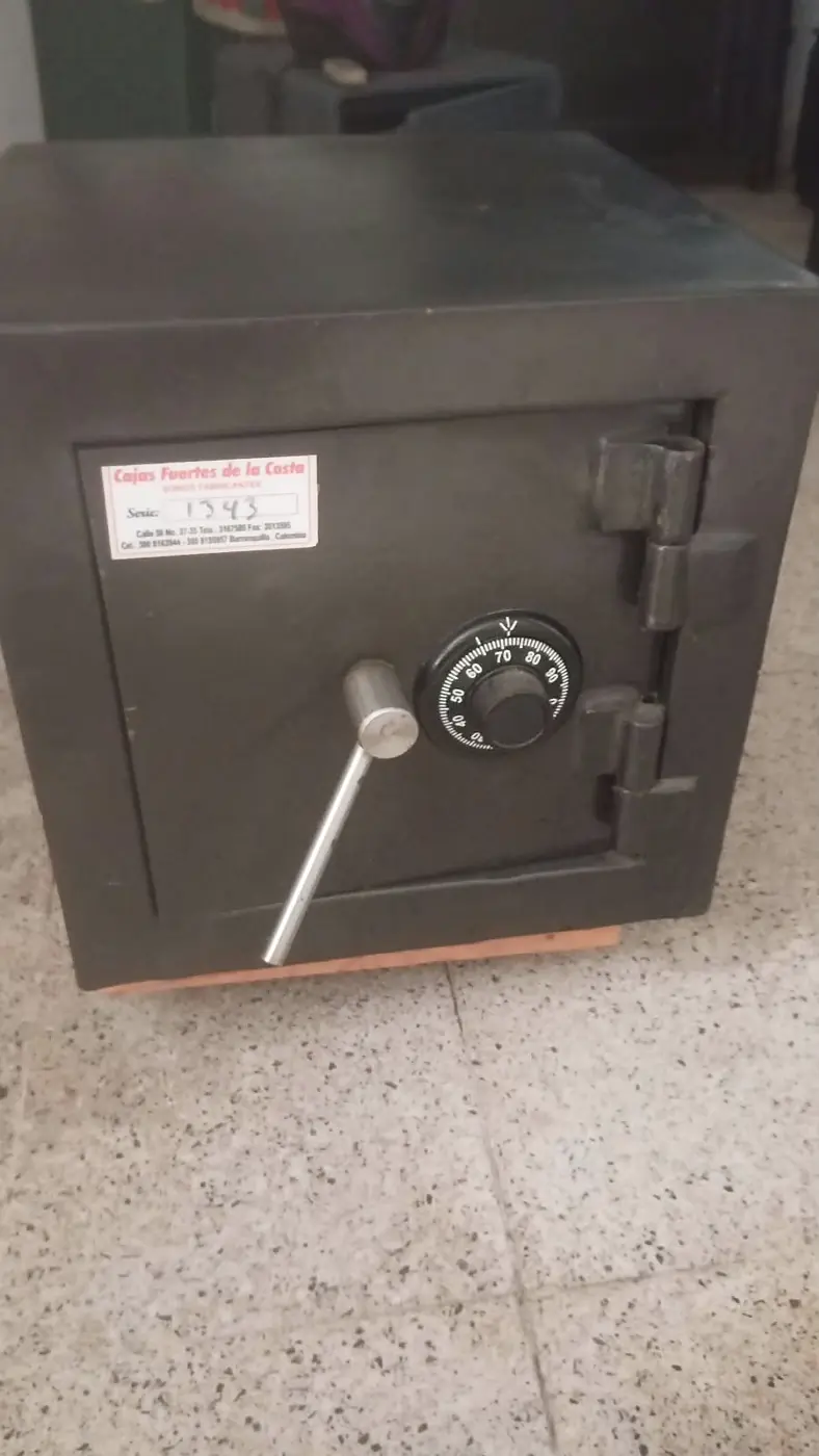 Caja fuerte negra con cerradura de combinación y placa de serie de Cajas Fuertes de la Costa