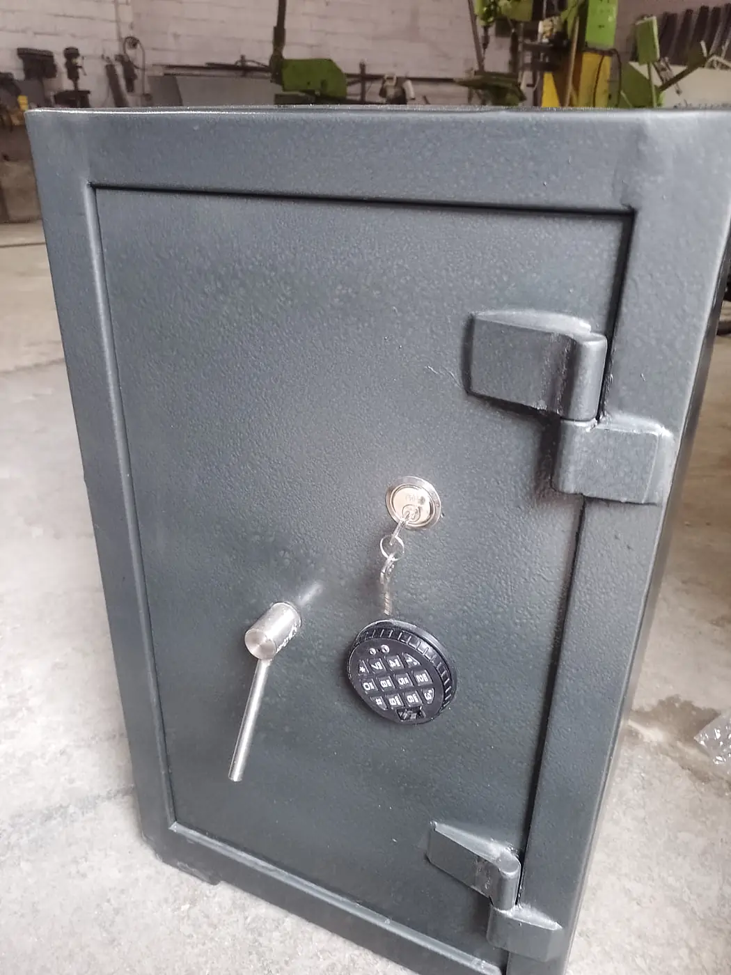 Caja gris con clave digital y llave