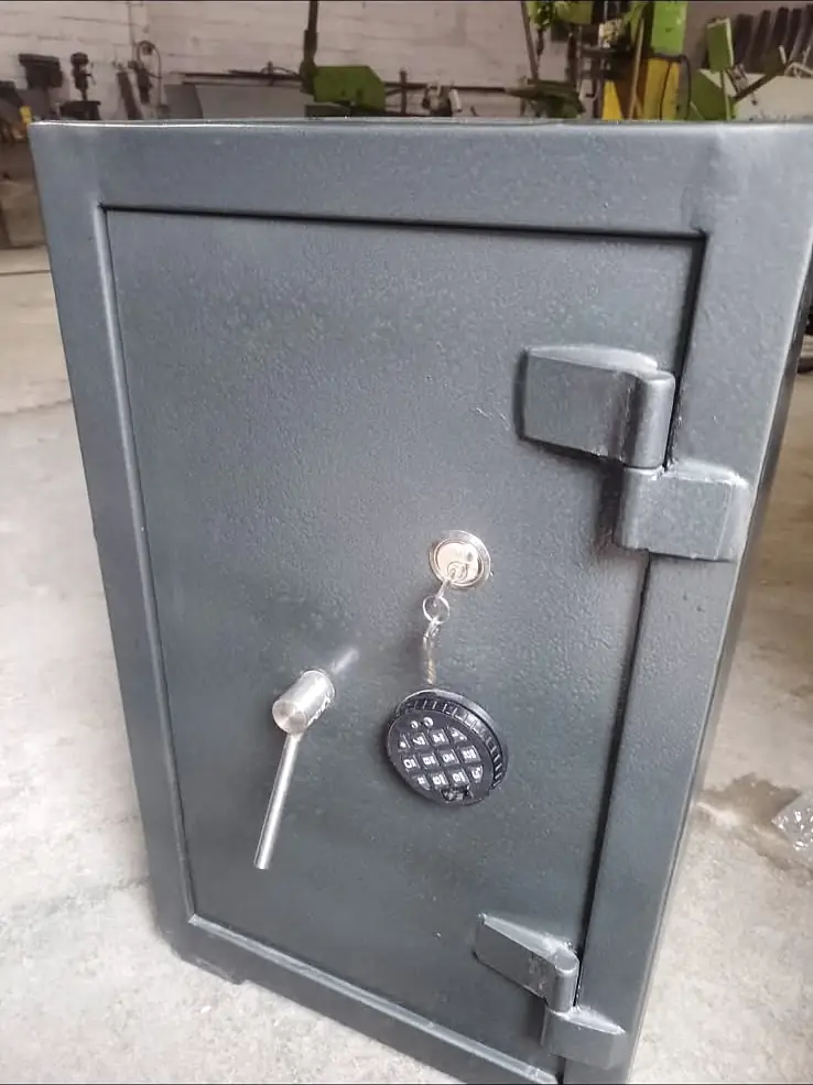 Caja fuerte gris con cerradura digital y llave