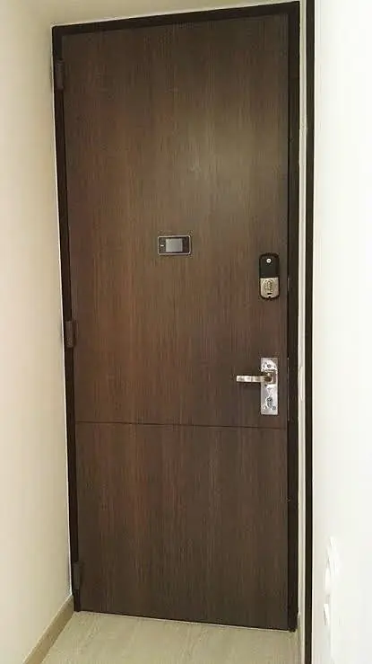 Puerta blindada con acabado en madera y cerradura digital, instalada