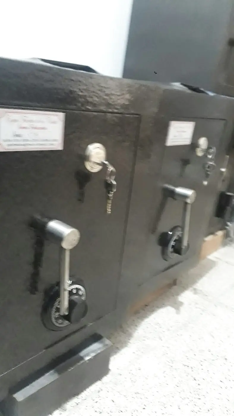 Cajas fuertes recién fabricadas en el taller de Cajas Fuertes de la Costa